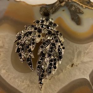 Vintage Black Rhinestone brooch Guc 2.25”